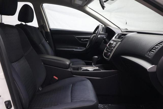 Photo of 2018 Glacier White Nissan Altima