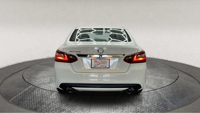 Photo of 2018 Glacier White Nissan Altima