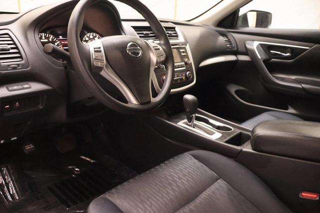 Photo of 2018 Glacier White Nissan Altima
