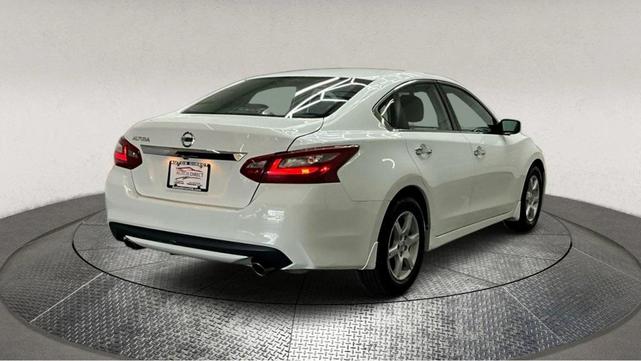 Photo of 2018 Glacier White Nissan Altima
