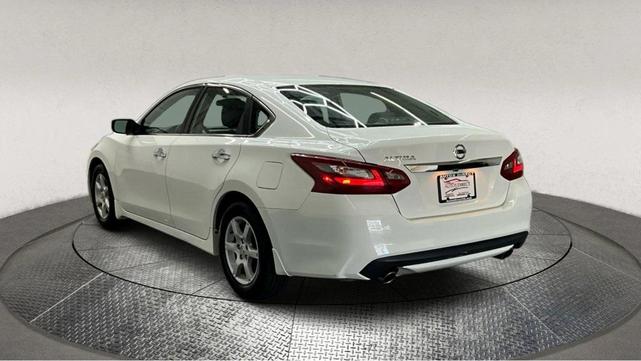 Photo of 2018 Glacier White Nissan Altima