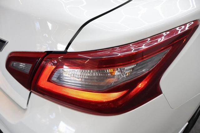 Photo of 2018 Glacier White Nissan Altima