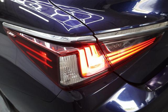 Photo of 2021 Blue Lexus ES 350