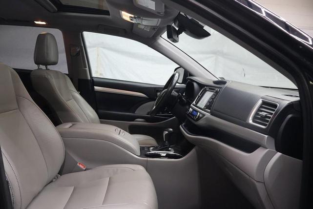 Photo of 2018 Black Toyota Highlander