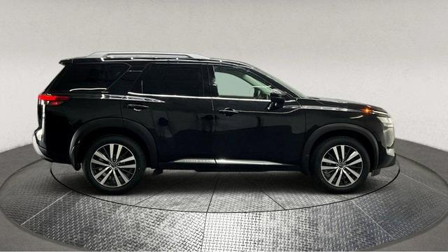 Photo of 2022 Black Nissan Pathfinder