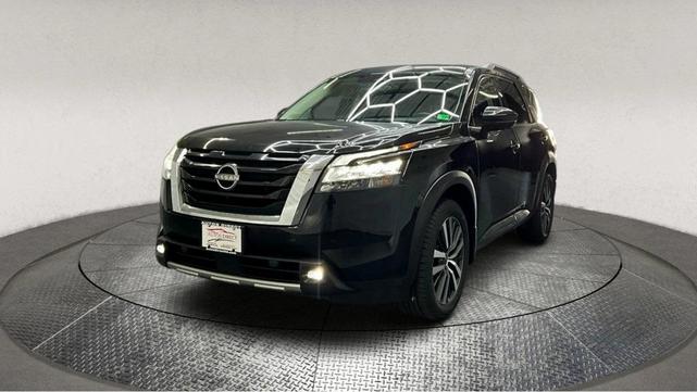Photo of 2022 Black Nissan Pathfinder