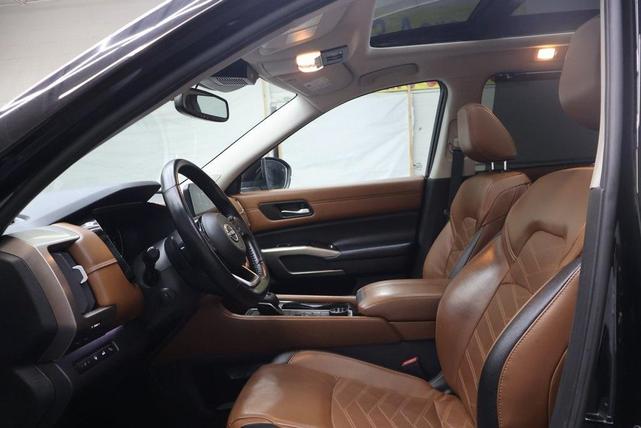 Photo of 2022 Black Nissan Pathfinder
