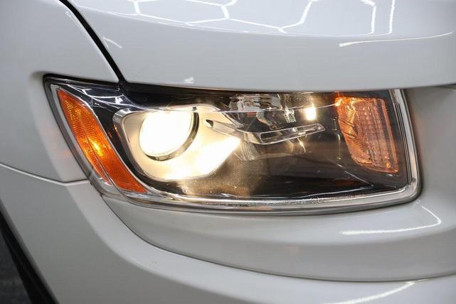 Photo of 2015 Bright White Clearcoat Jeep Grand Cherokee
