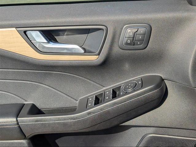 Photo of 2022 Star White Tri-Coat Ford Escape
