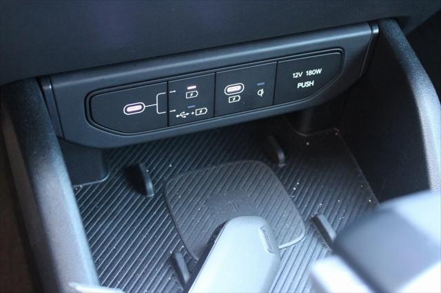 Photo of 2025 Snow White Pearl Kia K4