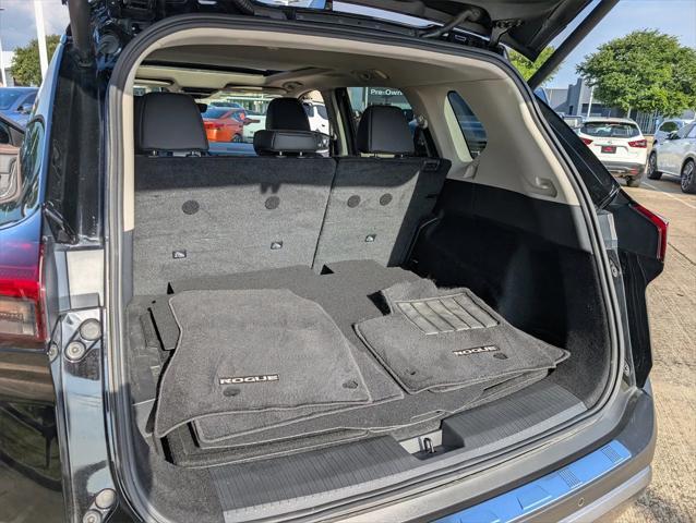 Photo of 2022 Super Black Nissan Rogue