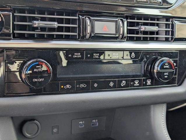 Photo of 2025 Everest White Pearl Tricoat Nissan Pathfinder