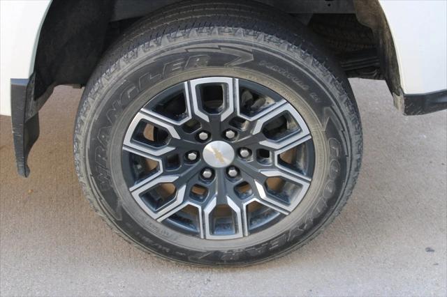 Photo of 2023 Summit White Chevrolet Colorado