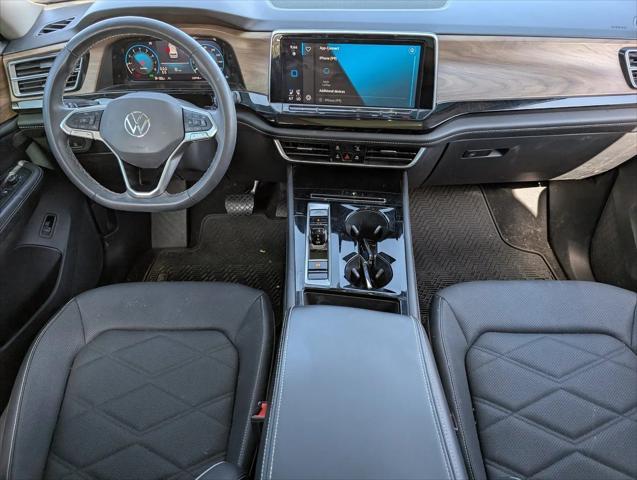 Photo of 2024 Silver Mist Volkswagen Atlas