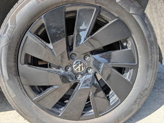 Photo of 2024 Silver Mist Volkswagen Atlas