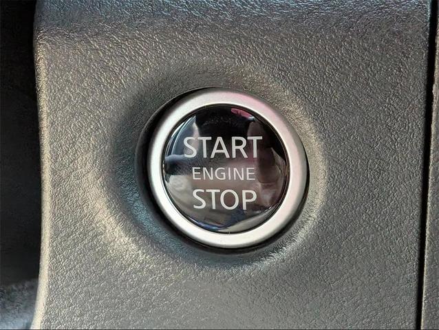 Photo of 2025 Glacier White Nissan Frontier