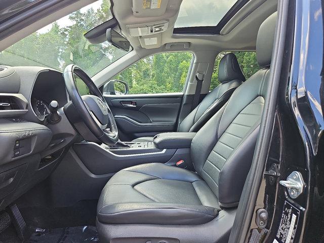 Photo of 2022 Midnight Black Metallic Toyota Highlander