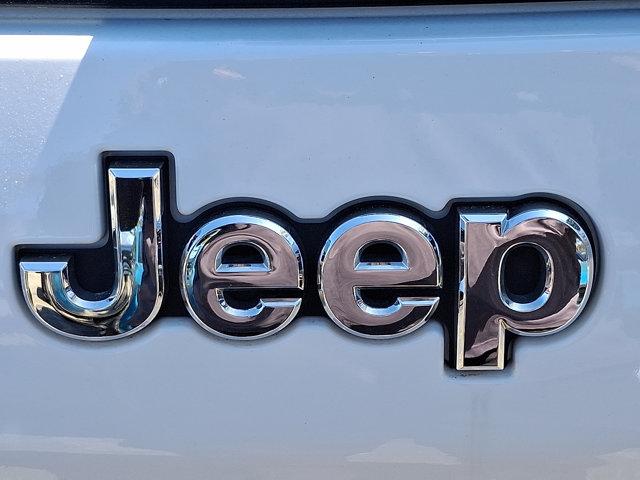 Photo of 2022 Bright White Clearcoat Jeep Cherokee
