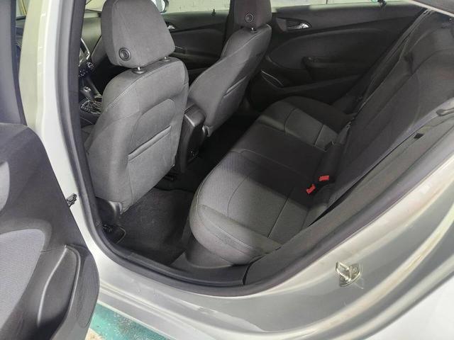 Photo of 2017 Silver Ice Metallic Chevrolet Cruze