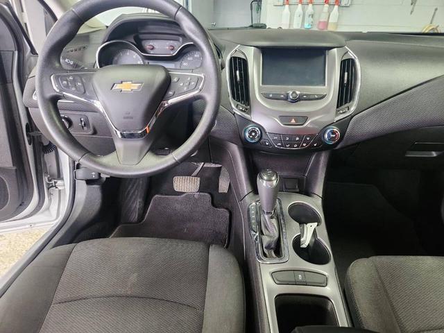 Photo of 2017 Silver Ice Metallic Chevrolet Cruze