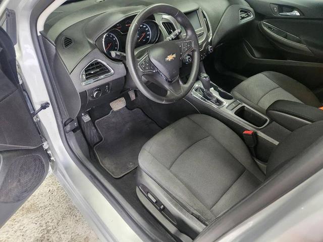 Photo of 2017 Silver Ice Metallic Chevrolet Cruze