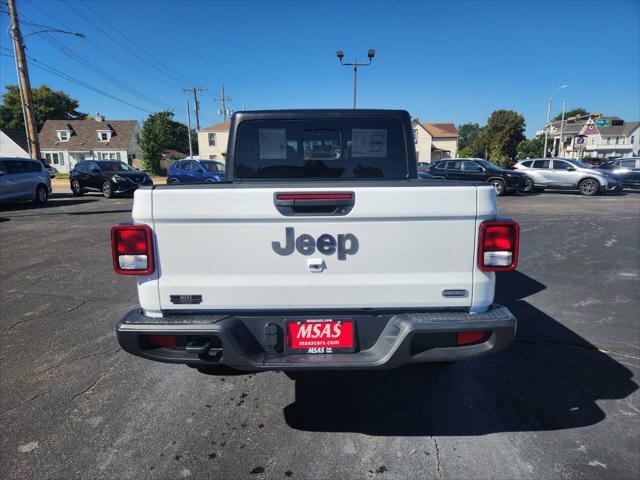 Photo of 2023 Bright White Jeep Gladiator