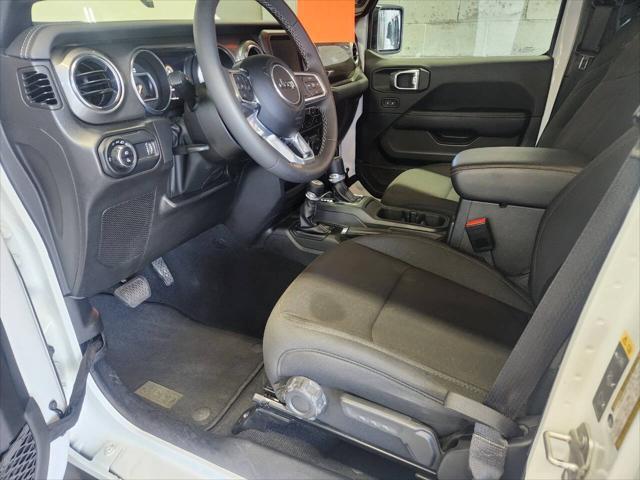 Photo of 2023 Bright White Jeep Gladiator