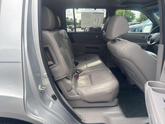 Photo of 2014 Alabaster Silver Metallic Honda Pilot