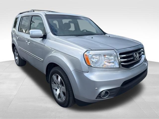 Photo of 2014 Alabaster Silver Metallic Honda Pilot