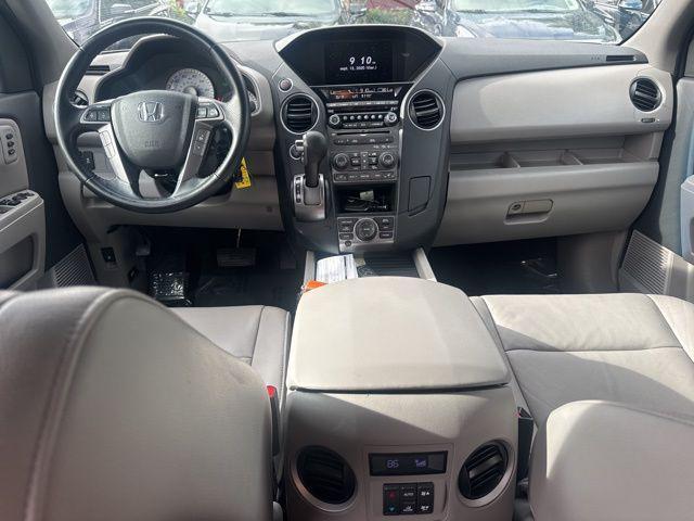 Photo of 2014 Alabaster Silver Metallic Honda Pilot