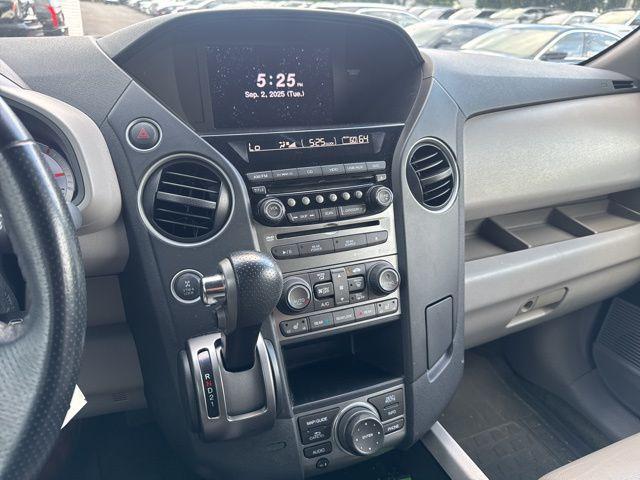 Photo of 2014 Alabaster Silver Metallic Honda Pilot