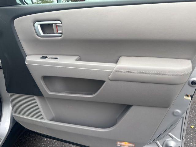 Photo of 2014 Alabaster Silver Metallic Honda Pilot