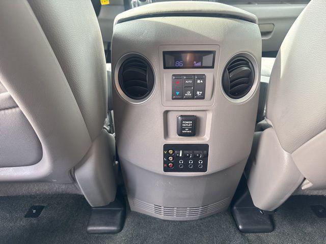 Photo of 2014 Alabaster Silver Metallic Honda Pilot