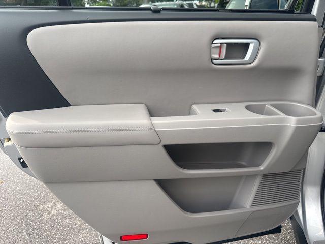 Photo of 2014 Alabaster Silver Metallic Honda Pilot