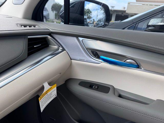 Photo of 2025 Emerald Lake Metallic Cadillac XT5
