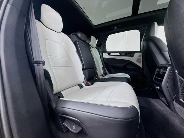 Photo of 2025 Arctic Grey Porsche Cayenne