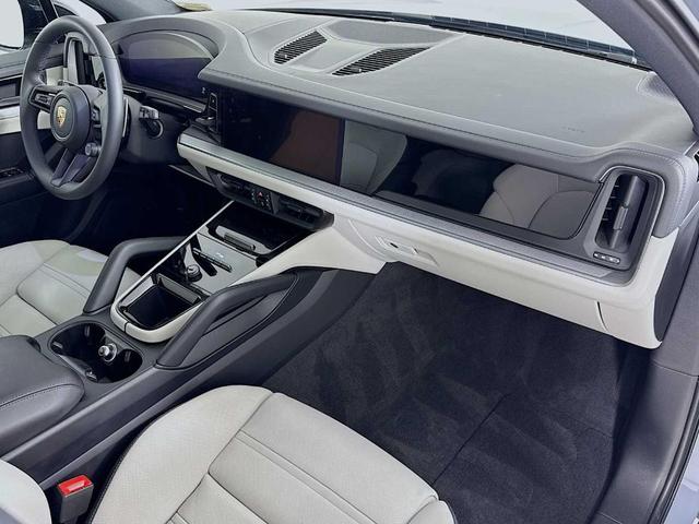 Photo of 2025 Arctic Grey Porsche Cayenne