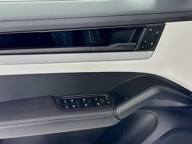 Photo of 2025 Arctic Grey Porsche Cayenne