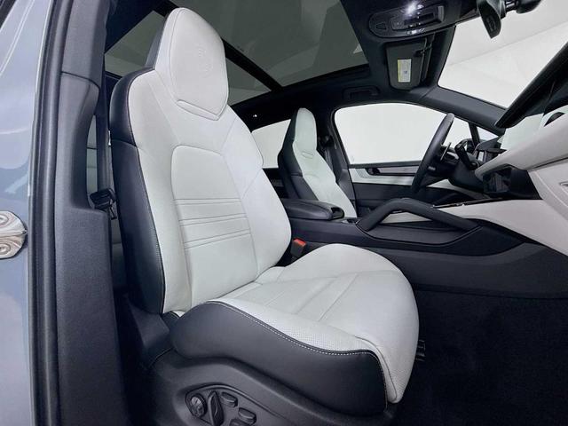 Photo of 2025 Arctic Grey Porsche Cayenne