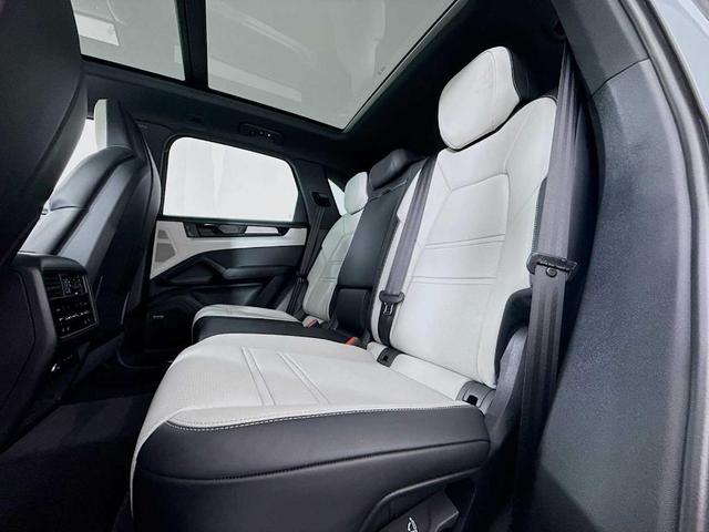Photo of 2025 Arctic Grey Porsche Cayenne