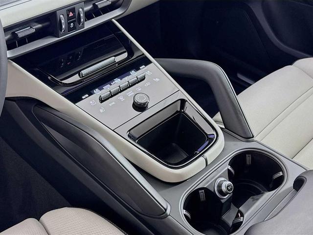 Photo of 2025 Arctic Grey Porsche Cayenne