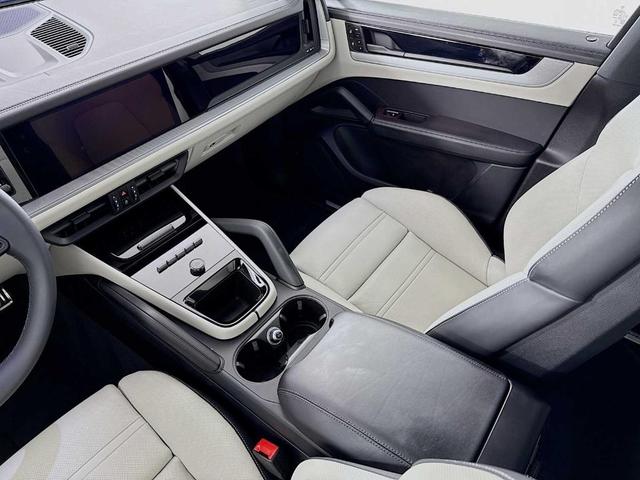 Photo of 2025 Arctic Grey Porsche Cayenne