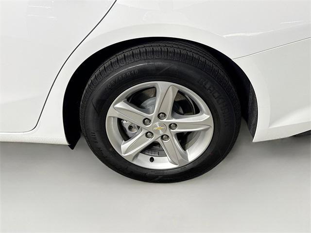 Photo of 2023 Summit White Chevrolet Malibu