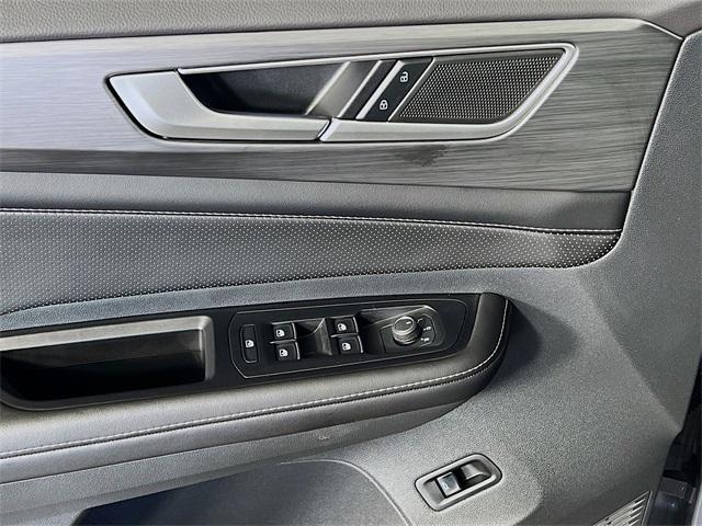 Photo of 2024 Platinum Gray Metallic Volkswagen Atlas Cross Sport