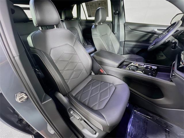 Photo of 2024 Platinum Gray Metallic Volkswagen Atlas Cross Sport