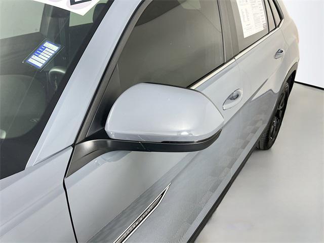 Photo of 2024 Platinum Gray Metallic Volkswagen Atlas Cross Sport