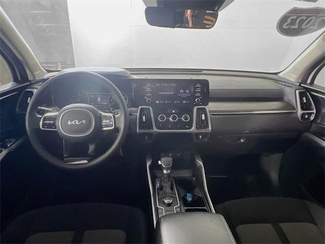 Photo of 2023 Glacial White Pearl Kia Sorento