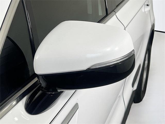 Photo of 2023 Glacial White Pearl Kia Sorento