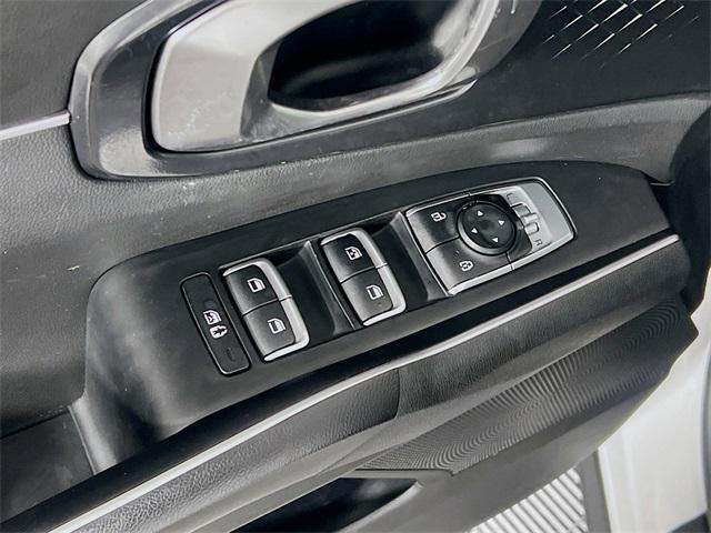 Photo of 2023 Glacial White Pearl Kia Sorento