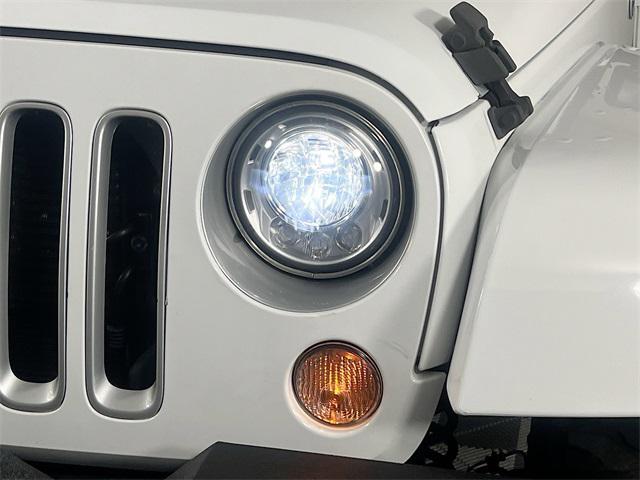 Photo of 2017 Bright White Clearcoat Jeep Wrangler